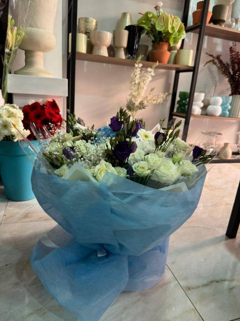 Éclat d’Hiver Une harmonie féerique entre la pureté du blanc et la noblesse du violet royal pour une journée de femme inoubliable, ereka fleuriste